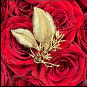 Sara Coventry brooch gold tone vintage leaves signed